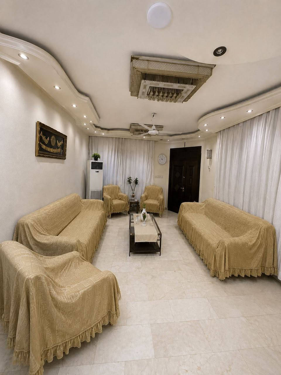 بيت مساحة ٢٠٠متر للبيع واجهية ٨* ٢٥ شهداء البياع بناء درجة اولى يحتوي على صالة ومطبخ وخدمات وغرفة نوم الطابق الثاني ٣غرف نوم وخدمات وبيتونة وسطح واجهية حجر والارضيه مرمر قرب مدرستين ابتدائية ومتوسطة *********** ***********
