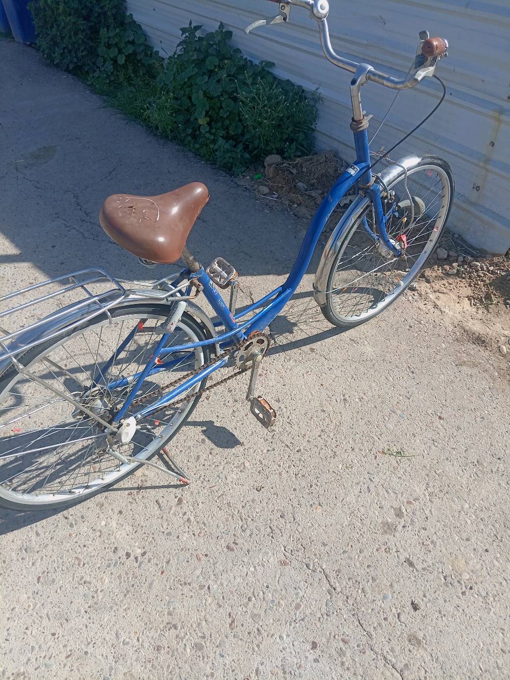 بايسكل بناتي حجم 26 مستخدم 9 اشهر  البايسكل جديد من المدرسة للبيت ومن البيت للمدرسة.
