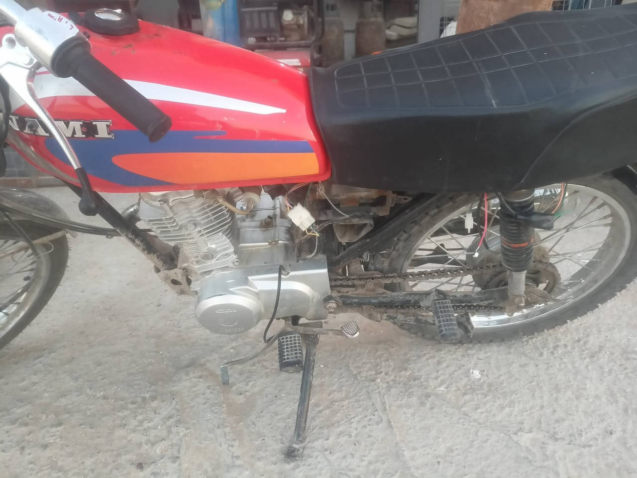 سلام عليكم دراجه موديل 21 اصولي كلشي شغال بس كهربايات واكفه من الباتر السعر450 رقمي***********
