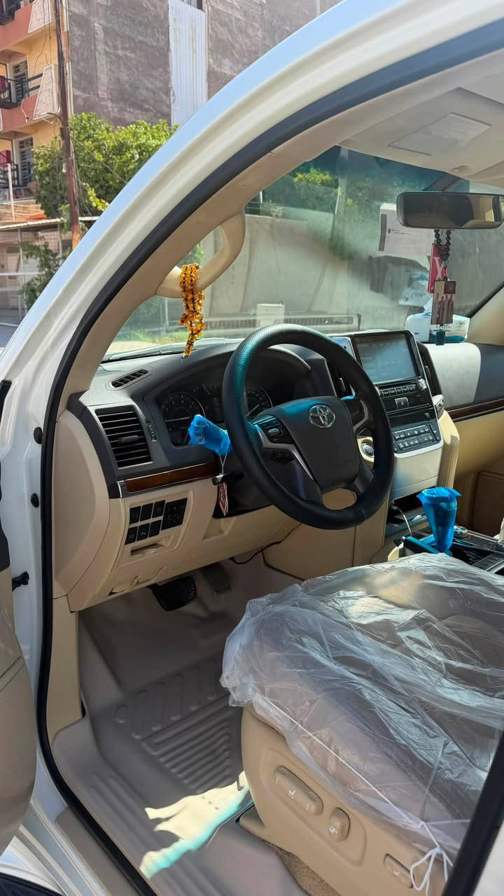 سلام عليكم 

للبيع لاندكروزر 2017 white edition وايت ادشن جديدة جدا
كفاله عامه من شخط وتكحيل وبارد وصبغ حتى دعاميات
السياره ساز باب اول SAS اصلي
كشن 3دكم+كشنات كهرباء جلد
شاشات بلاد 
حساس امامي خلفي
سلايد
كاميرا 
دبل ماوس
طفاية حريق
بصمة
8 ايرباك 🧿
كتلوكات السياره بعدها بيها على وضع الشركة
السياره حيل جديدة
ماشيه 136 الف حقيقي🧿
السعر 455 وبيها مجاال 
مكاني ديالى بعقوبه 

***********
