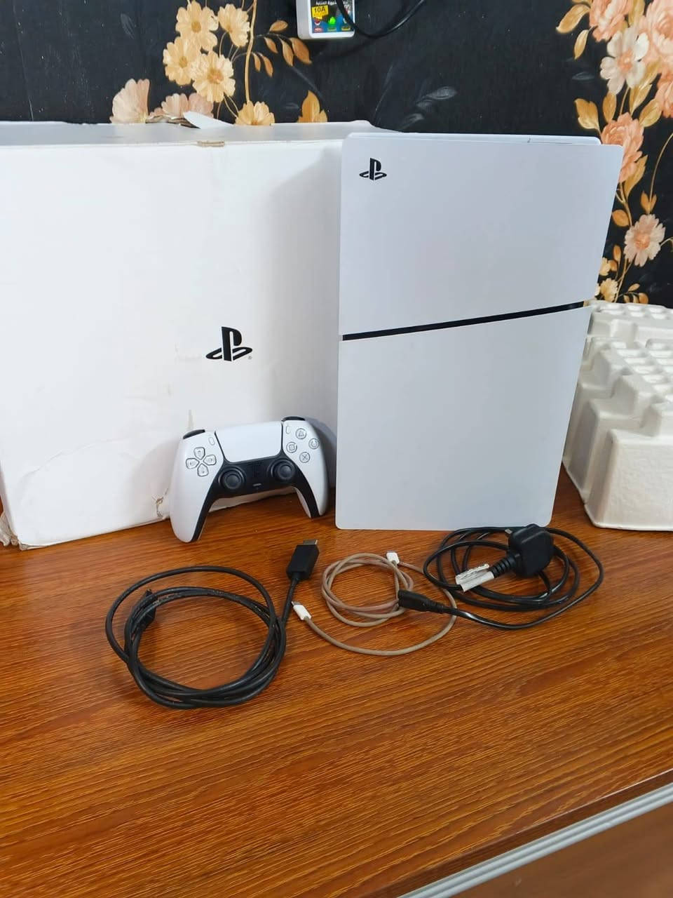 بلي 5 نظيف 100/100 اخو الجديد صارلي شهر من اشتريته كامل ملحقات كلها اصليه معا قرص GTA السعر 650
*********** واتساب
