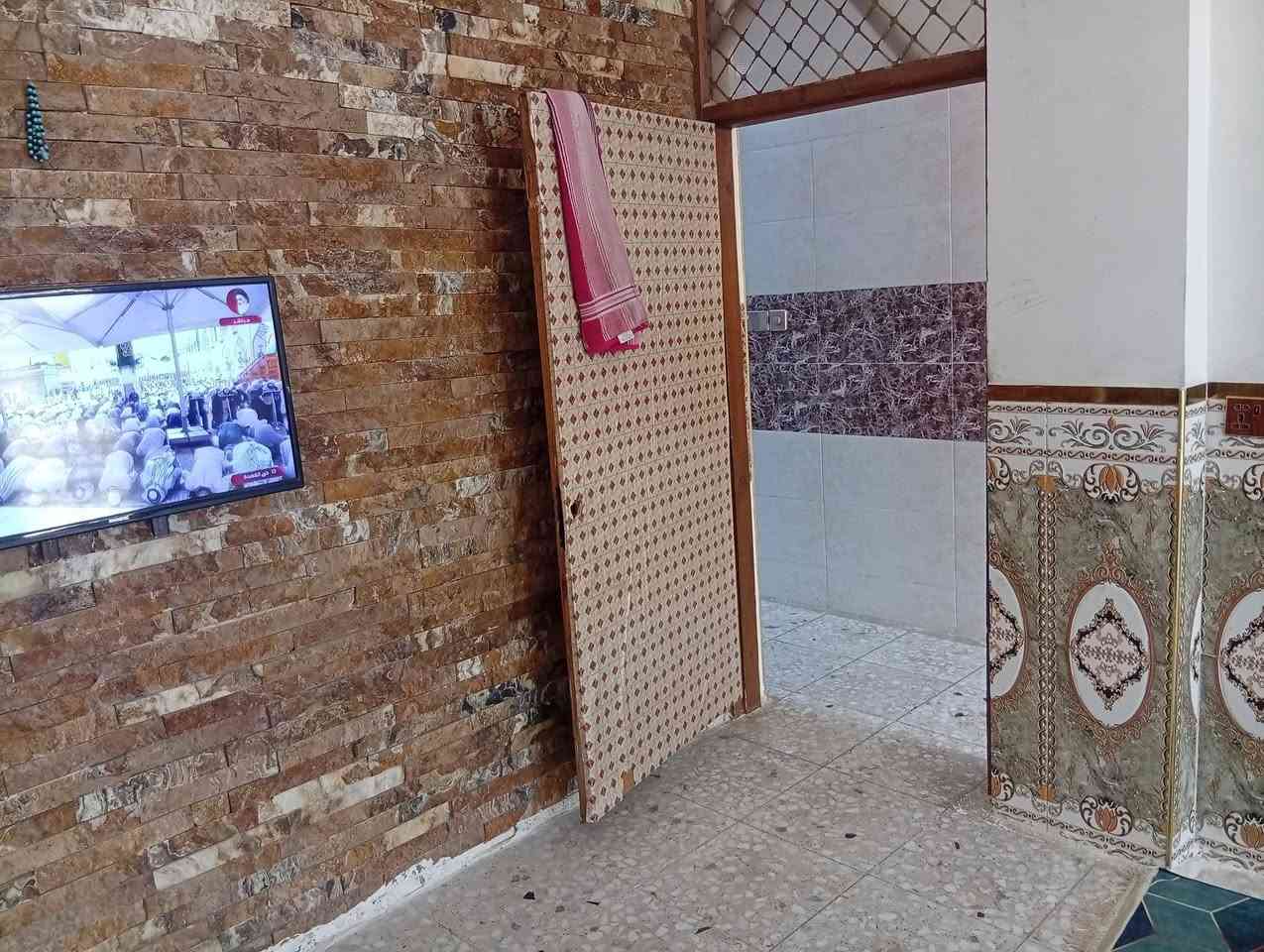 السلام عليكم دار للبيع مساحه 100 بناء حديث طابقين لطابق لثاني عوزة لبخ مكاني الكمالية حي الأمل متوفرة كافه الخدمات ماء مجاري كهرباء تبليط للاستفسار هـ ***********
