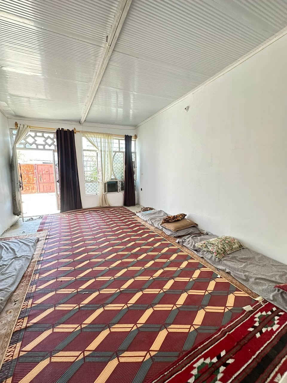 السلام عليكم بيت لبيع كاطون الرازي قرب شعلان ابو السراميك البيت زراعي مساحته ١٥٠متر يحتوي ع ستقبال +صاله+مطبخ +غرفه السعر ٢٠وبيه مجال ***********السكف مالته سندويج
