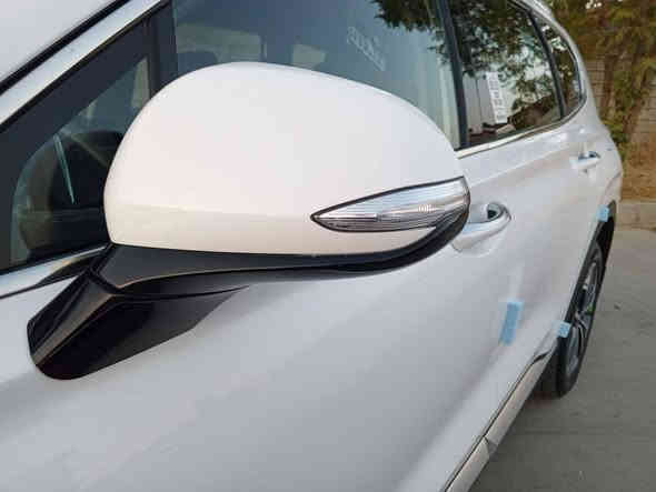 السلام عليكم 
سنتافيه موديل ١٩ خليجي
 فور ويل 
ترحيب مري 
اشاير مري 
ترحيب ابواب 
لد نهاري 
حساس امامي 
حساس خلفي 
كاميرا خلفي 
Abs
مانع انحدار وتزحلق 
محرك 6V 3500cc
كير 8سرعات 
شفتات ستيرن 
تحكمات ستيرن  
شاشه تحديد اعطال 
تبريد 3قطع 
7راكب 
كشنات كهرباء  والخلفي طوي كهربائي 
لايت زنون بلادي 
بك لايت لد بلادي 
ويل 19 كروم 
(ملاحظه فيها بارد قليل وصبغ 
في الصندوق فقط والباقي كفاله)
صيانة شركة موبس حصراً
سنويه وهزه جديده رقم سليمانيه جديد
 تحويل او وكاله جاهز
مكاني بغداد شارع السفارات
*********** وتس اب فقط
