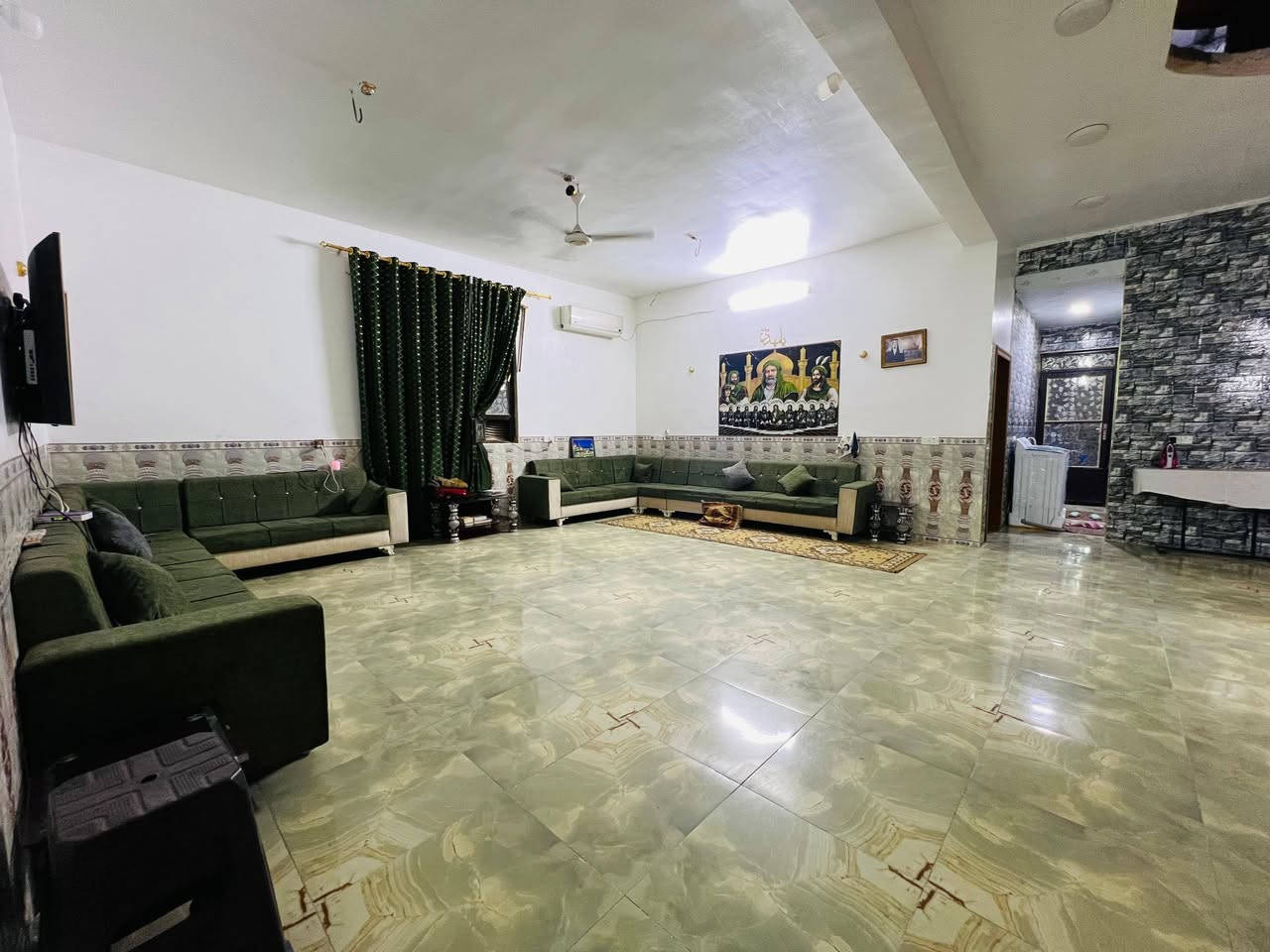 السلام عليكم ورحمة الله وبركاته

دونم طابو زراعي سند 25 
على طريق الزوار (طريق كربلاء طويريج) قرب عمود 268

الدونم مخدوم جداً ويحتوي على عدد كبير من النخيل 
تتوفر به ماء إسالة + ماء سقي 
يحتوي على دار بمساحة 400 متر تقريباً 
الحديقة الأمامية بمساحة 400 متر وأكثر 
الإستقبال 12 متر في 5
وصالة كبيرة 8 متر في 6
ومطبخ 6 متر في 5 
وغرف نوم عدد 2 ،  5 متر في 4 (غرفة سويت) 
ومجمع صحي 
الأرضية بورسلين درجة أولى 
كذلك توجد صحيات خارجية للزوار عدد 3

علماً ان الدونم ييعد عن الشارع الرئيسي (طويريج كربلاء) مسافة كيلو و200 متر تقريباً (الشارع تبليط)، وعن التبليط الفرعي مسافة 60 متر تقريباً . 

له طريقين .. 
الاول من قناة كربلاء
والثاني من طريق كربلاء طويريج 
للإستفسار الإتصال على الرقم + متوفر واتساب 
*********** إشارة الأصدقاء  الجميع
