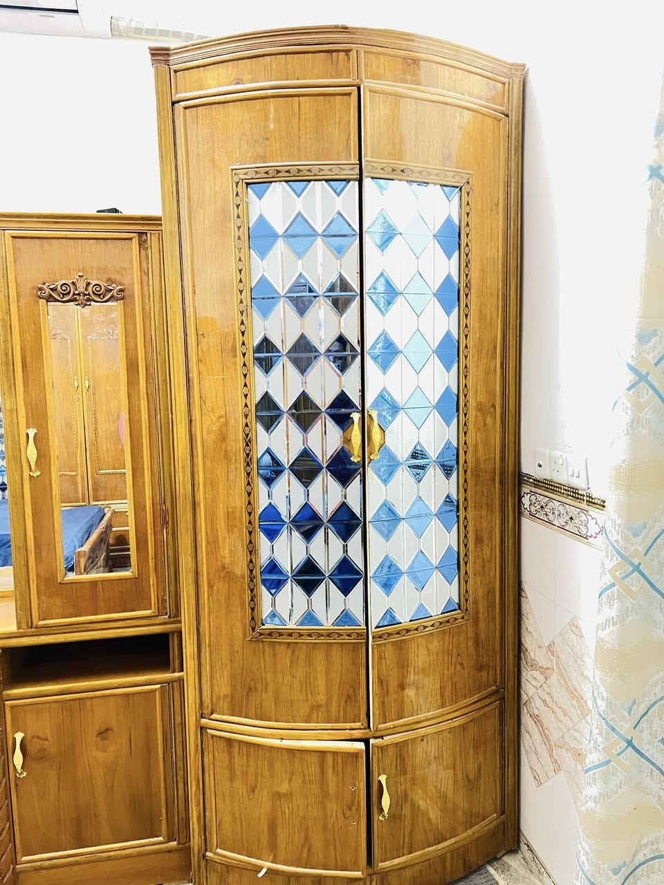 سلام عليكم عندي غرفه اريد أبيعه الغرفه نضيفه كلش كدامك جديده العنوان جبله حي رحيمه
***********
