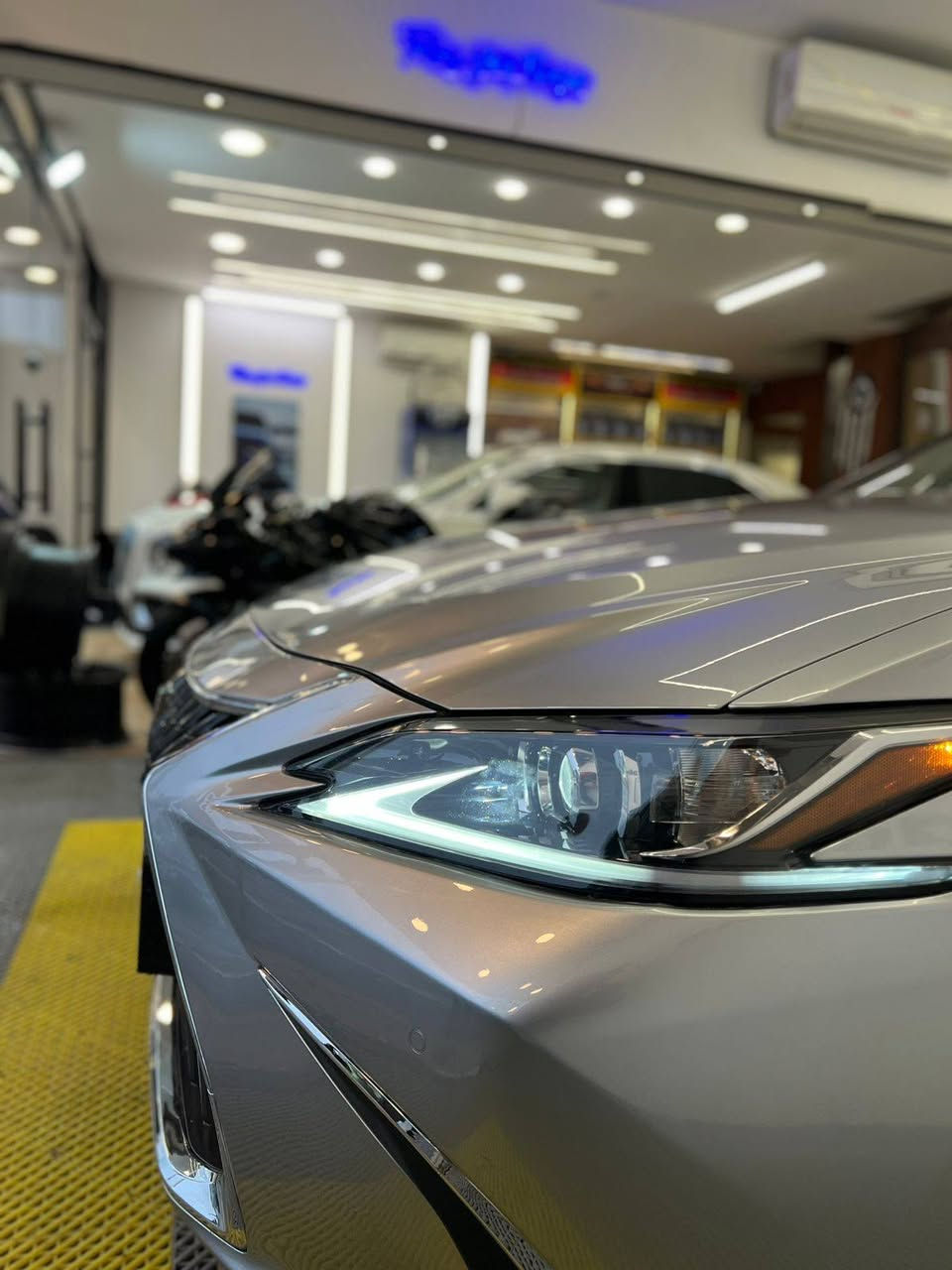 السلام عليكم للبيع  
Lexus es 300 h 2024 هايبرد 
السيارة فول مواصفات ١/١ 
ماشية 11 الف miles 
حادثها موضح بالصور  صبغ 3 قطع جنطه وباب وجاملغ خلفي وبيها باب معدل PDR بدون ايرباك شاصي سليم
بعض من مواصفات السيارة 
كامره خلفيه  
حساسات امامي و خلفي 
رادارات امامي و وجانبي 
نقاط عمياء 
تحديد مسار 
مثبت سرعة تفاعلي 
تدفئة تبريد كشنات مع خرن ميموري 
تدفئة ستيرن 
فتحة سقف 
داتا شو 
نظام صوتي من JBL 
شاشة جبيرة نظام كار بلي وايرليس 
شحن لاسلكي  
مري شفط وكهرباء 
وبيها بعد هواي مواصفات معروفة 
السيارة جاهزة بدون نقص 
سعرها 27.500$ وبيها مجال بسيط
مكان السيارة بغداد اليرموك
***********

