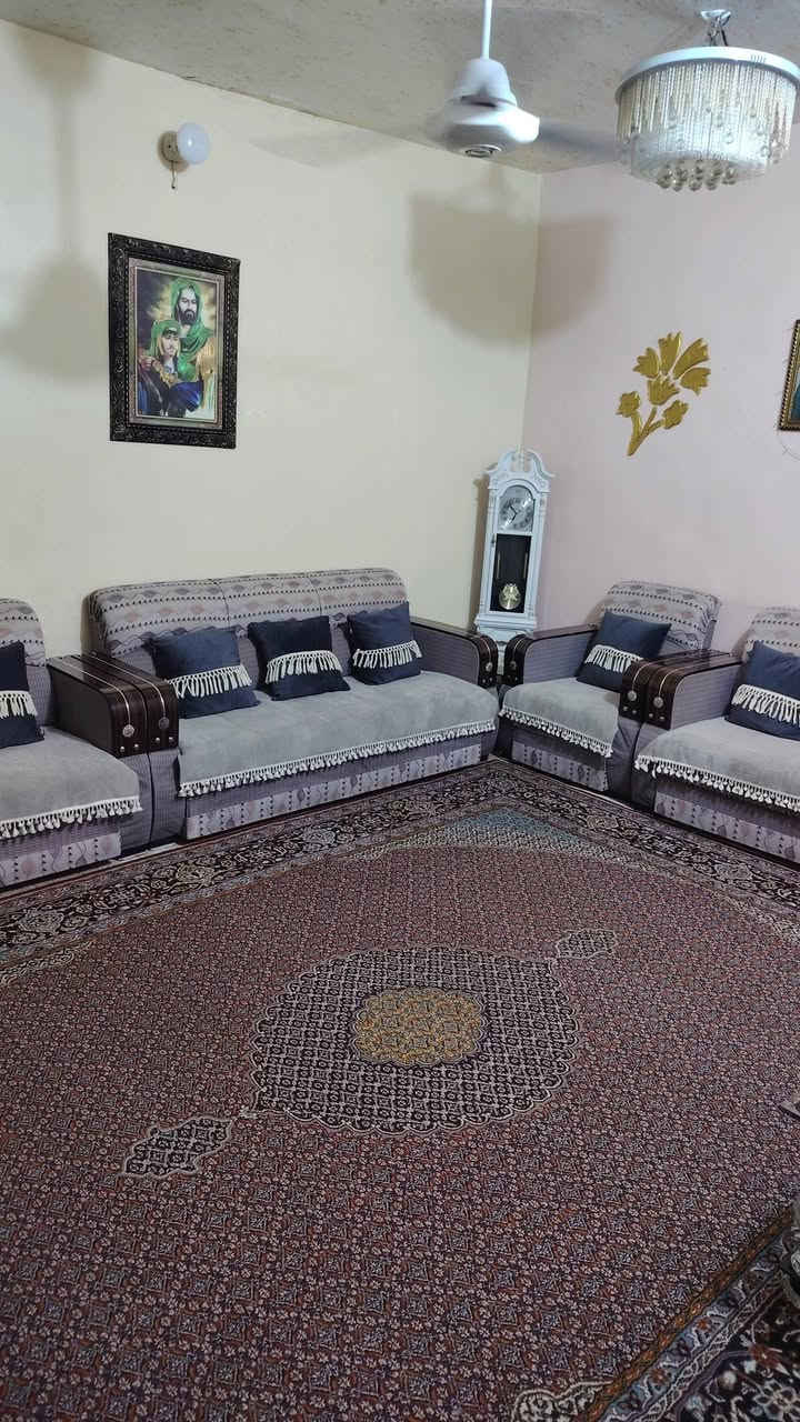 بيت بالعزه الجديده بيت ركن ع شارعين بناء قديم المساحه 150م  طابقين متوفر كافة الحدمات تبليط يتكون الطابق الأول من كراج صحيات داخليه خارجيه  مطبخ هول داخلي استقبال غرفه نوم واحده امام الطابق الثاني غرفه وهول داخلي السطح شتايكر مخزن غراض سندوج 

***********
