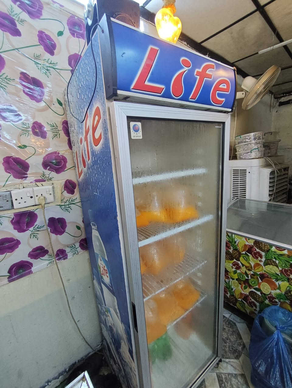 السلام عليكم
عارضات بطح عدد٢  + عارضات عامودي عدد٢ +مكينه شربت هوسك الاصلي +كونفيرا  ابيع شلع  لشراي يتصل ***********
