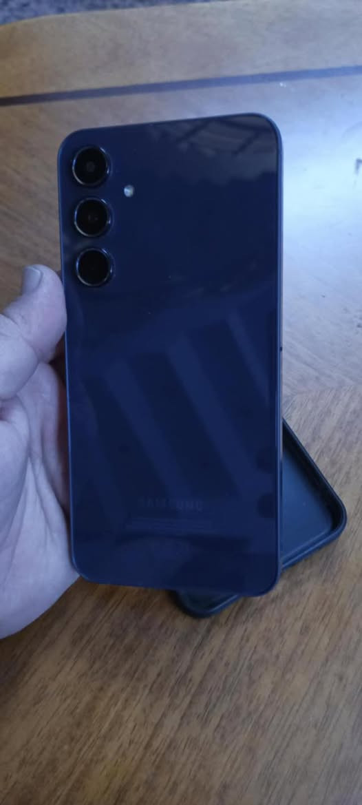 كلكسي A55  باكيت وشاحنه وكيبله ممفتوح بعده للبيع تلفون جدا نظيف استعمال سبوع  فقط وتحي وتفحص السعر 390 الف حت لاسق شركه مشالعه منه ذاكره 256    بغداد سيديه ***********
