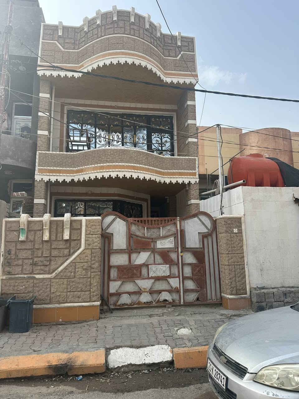 سلام عليكم البيع مشتمل ١٠٠متر قاطين بناء حديث طابوك جمهوري  واجهيه ٥ونزال ٢٠طابوً صرف تحرير بظهر جامع الصديق***********
