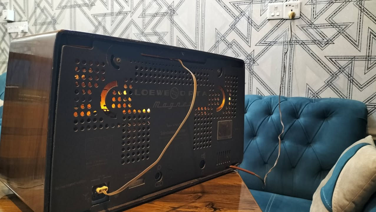 راديو انتيكة نوع (لوڤ اوپتا) انتاج ألمانيا الغربية عام ١٩٦١ شغال نظافة عالية جدا بدون اي تعديل أو تصليح على وضع الشركة.  
مصنوع من خشب الصاج سهل التنظيف، والإنارة الداخلية لا تزال تعمل.
سحب FM واضح جدا للمحطات الإذاعية، مع وجود فلاتر صوت يوفر تجربة سماع متميزة وفريدة.
الجهاز مصنوع منذ 65 سنة، ومع الاعتناء به سيبقى لسنوات طويلة أخرى وديكور أو استخدام اذاعي يومي.
اي استفسار، لطفا المراسلة. 
المكان بغداد.


**إذا كنت صاحب هذا الإعلان وتريد حذفه لأي سبب، رجاءا أرسل رسالة إلى الدعم الفني**