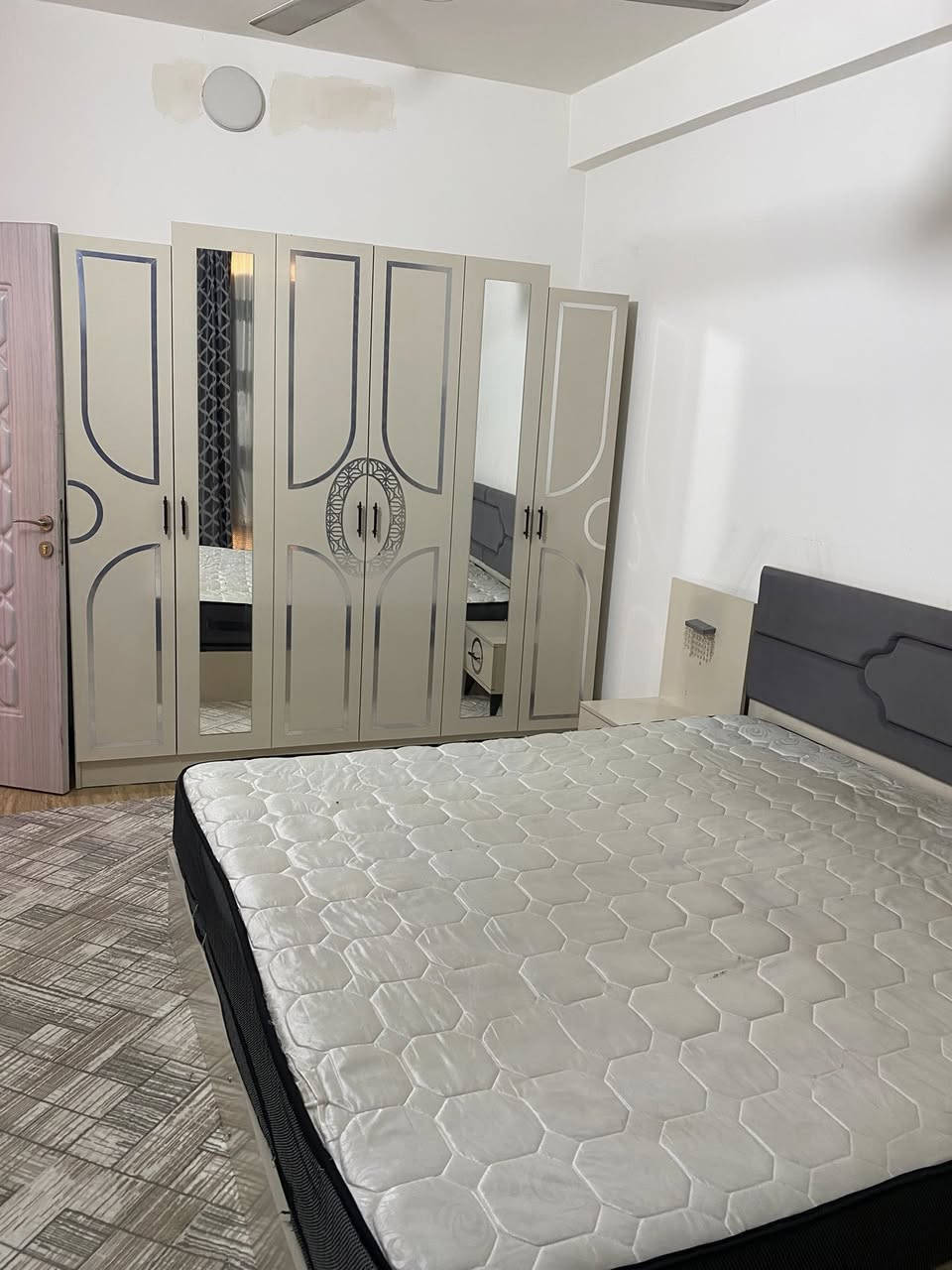 السلام عليكم شقه الايجار موثثه طابق 2 مساحته85 متر مطله على الكورنيش على نهر دجله الاعظمية متكونه من صاله ومطبخ وغرف نوم عدد 2 وخدمات الاستفسار الاتصال على رقم ***********
