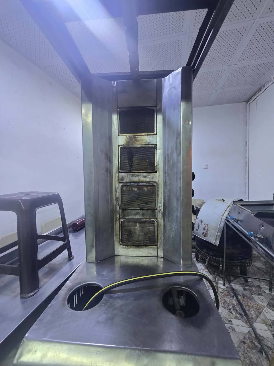 غراض محل لفات للبيع (عارضه +عجانه+ميز+شوايه كص+طباخ بركر ٣ عيون)السعر تواصل واتساب او فيس***********
