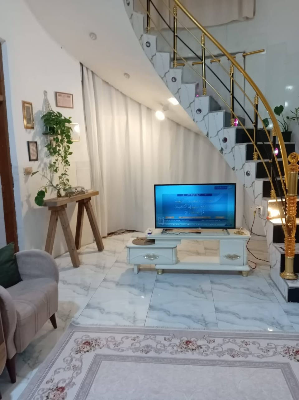 بيت للبيع 200 متر مربع طابق اول   في شارع الشيرازي.        بالاضافه إلى البناء كما موضح في الصور يحتوي البيت على محل واجهه 5 متر   ونزال 10 متر
  
للأستفسار ***********
