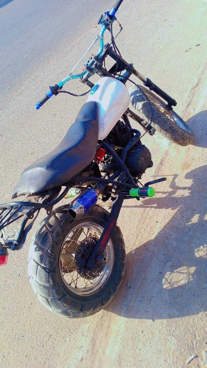 السلام. عليكم شباب قفاز سياحي دراجة نكرة سلف بيها نواقص مثل مموضح بل صور 
تاير جديد وياها هوة والويل انطكيا انتة شدة 
مكاني بغداد جامع إلنداء 
***********
