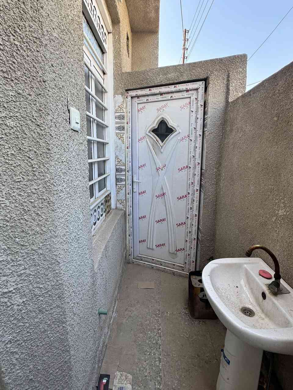 السلام عليكم
بيت 75
متر طابقين سطحين
الاطابق الاول غرفه ومطبخ وستقبال وصحيات
طابق ثاني غرفتين نوم وصحيات
+ صحيات خارجيه 
مدخلين المطبخ معزول 
سعر 85 
البيت فارغ حاليا . 
***********
