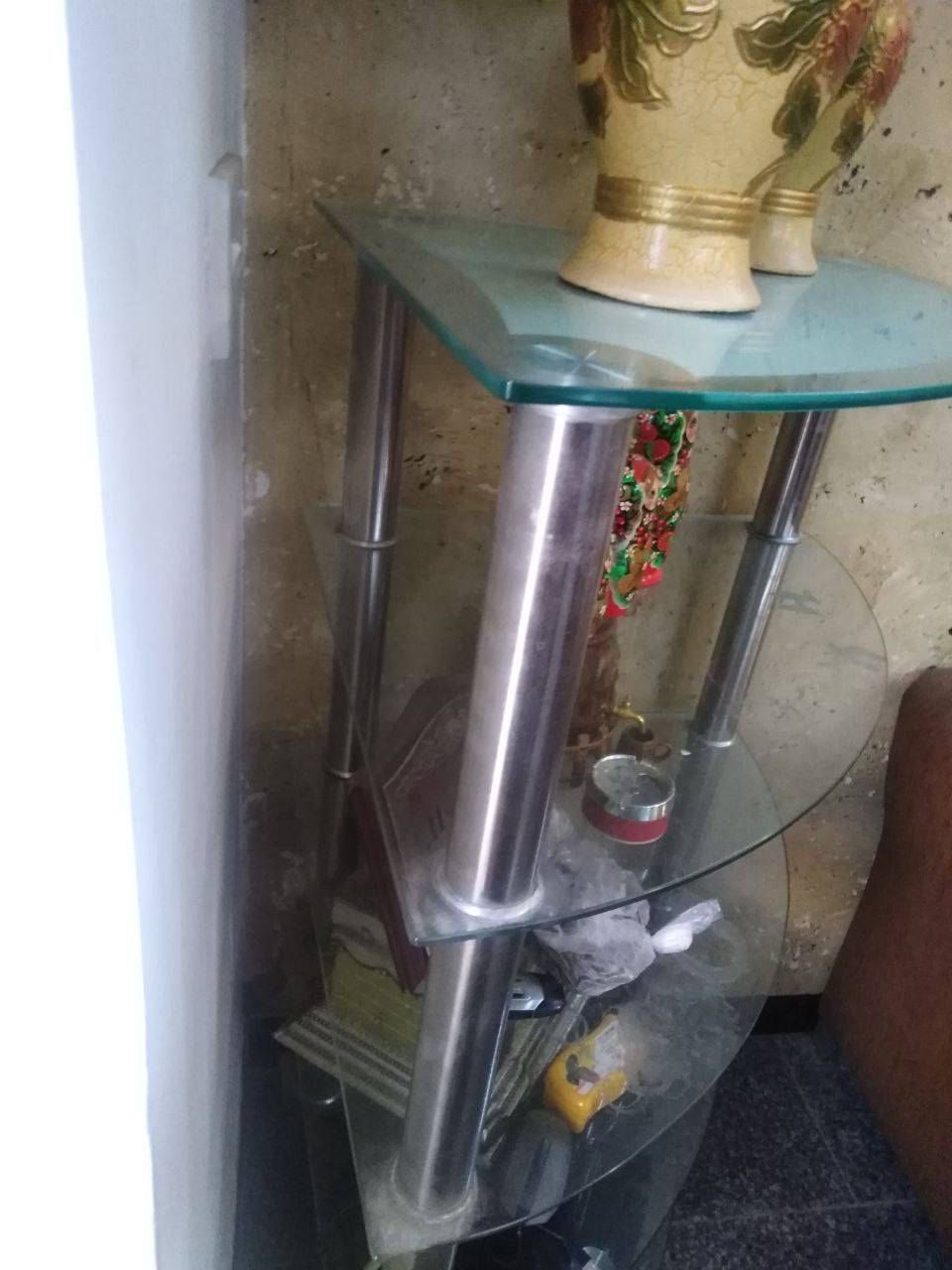 فاترينا عارضة كاملة مع الجام 
عدد 2 

سعر الوحدة 50 الف 

.
فاترينا  جام ربع دائرة كما موضح بالصورة 
عدد 2 
سعر الوحدة 25 الف 

مكاني بغداد الكاظمية الطي
***********
