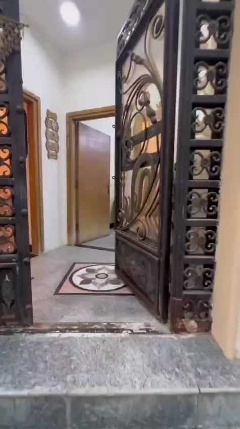 يعلن مكتب عقارات أبو انور فرع الطويسه عن وجود بيت البيع في دور الصحه مساحة 250 متر طابقين 
الطابق الارضي : غرفتين منام + صالة +مطبخ حار وبارد +استقبال وكراج وحديقة ومجموعتين صحية
الطابق الاول : اربع غرف منام + مطبخ مفتوح ع الصالة + ٣ حمامات بناء 2018 مكان راقي ممتاز الستفسار الاتصال//***********//***********// كما نستقبل جميع عروضكم وطلباتكم التجارية والعقارية المكتب مجاز قانونيا المكتب ماقبيل مطعم الحسون عقارات أبو انور فرع الطويسه
