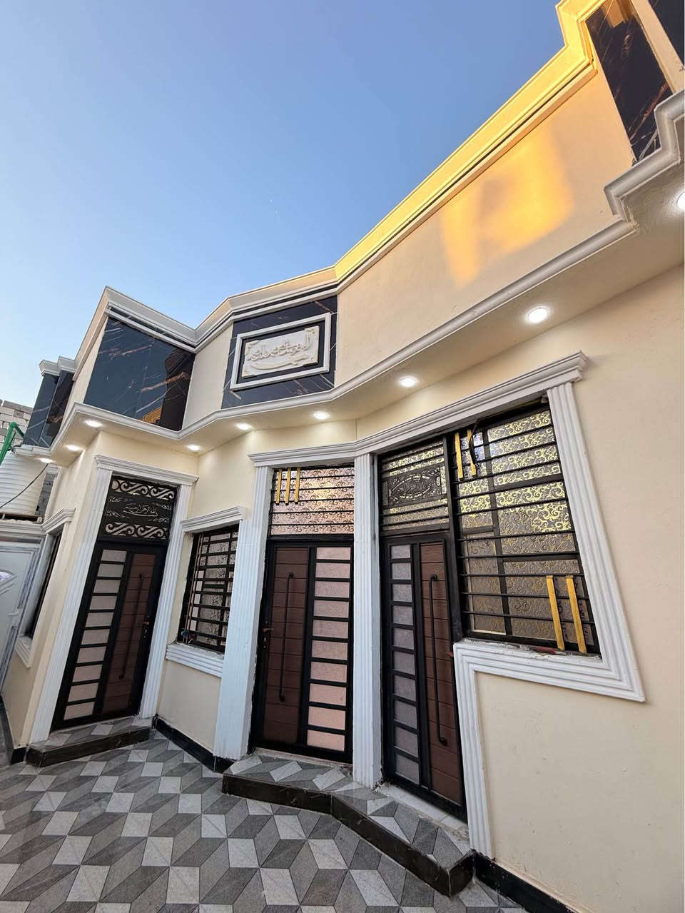 سلام عليكم وسعد الله أوقاتكم 👋⁉️

دار سكن للبيع ⛪️ بسعر بلاااش 

المساحه 130 متر  بناء حديث بعده بل جيس

يحتوي البيت على غرفتين نوم 
و ديوان 
و صاله 
و مطبخ 
و صحيات داخلي و خارجي و كراج سياره 
بيت كلش مرتب 

كافه الخدمات متوفره 

طابو صرف زراعي بأسم عراقي سند ٢٥ راعي لارض ساكن نفس المنطقه 

العنوان ببو الخصيب قرب المحكمه الجديده يبعد عن المحكمه مسافه قليله 
ثالث بيت عن تبليط 

سعر 75 مليون و بي مجال 
للاستفسار *********** البصرة, العراق
