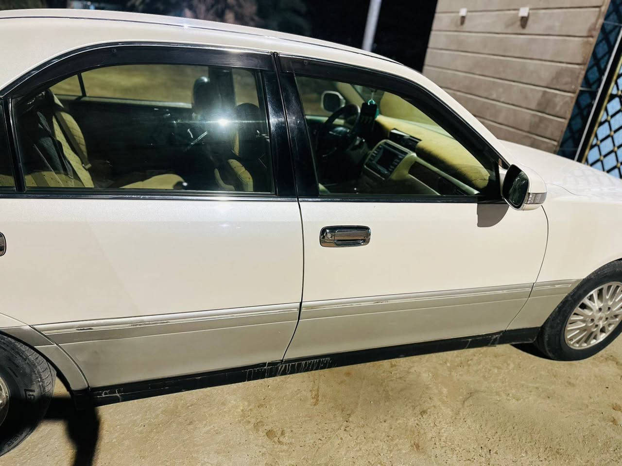 سلام للبيع تيوتا كراون (ملكه) كارتون
موديل 2000
رقم بغداد دولي مميز 
كفاله عامه من كلشي
كرستال
فيفيتي 2500
محورها غاز  غاز 
تحويره نجف فوك وجوه 
دشبول عارف العيساوي 
تحويرت فاضل عيدان
تبريد ثلج
شاشه 
اشاير مري 
شفط مري 
هيتر مري 
 برده خلفيه 
حجر بيئه 
ويل حصيره
السعر 155 وبيها مجال للطيبين 
رقم الهاتف ***********
