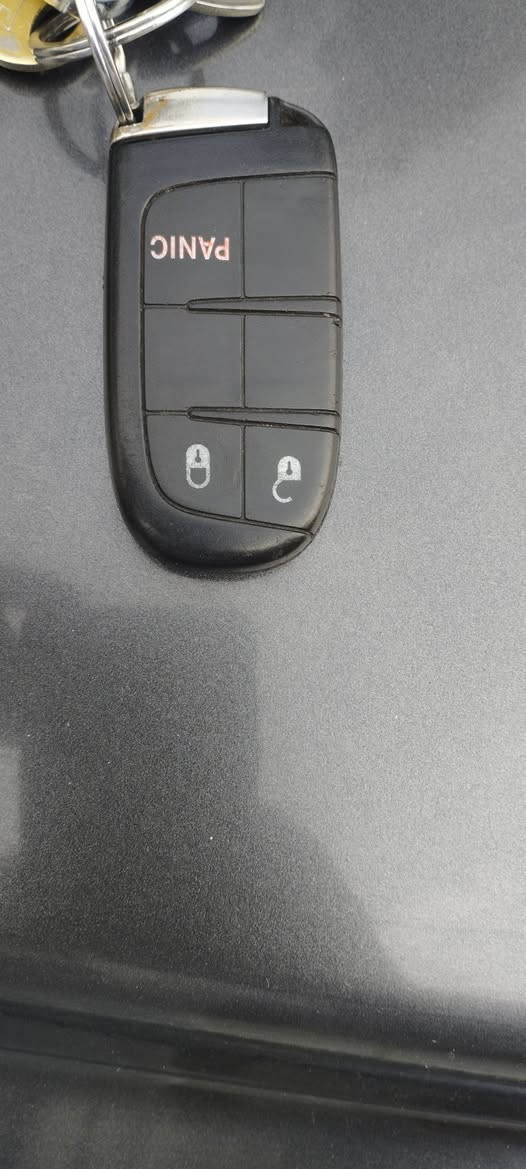 السلام عليكم
دوج جورني 
موديل 2019
رقم نينوى جديد 
سيارة بأسمي و سنوية جديدة 
محرك اربع سلندر 2400
ضررها جاملخ الامامي اليسار و الدعامية الأمامية 
سيارة ماشية 37 ألف ميل 
تبريد قطعة واحدة 
طخم تاير جديد 
بصمة 
كاميرة خلفية اصلية 
تحكمات ستيرن 
داخلها جديد 
للاستفسار الاتصال على
***********
