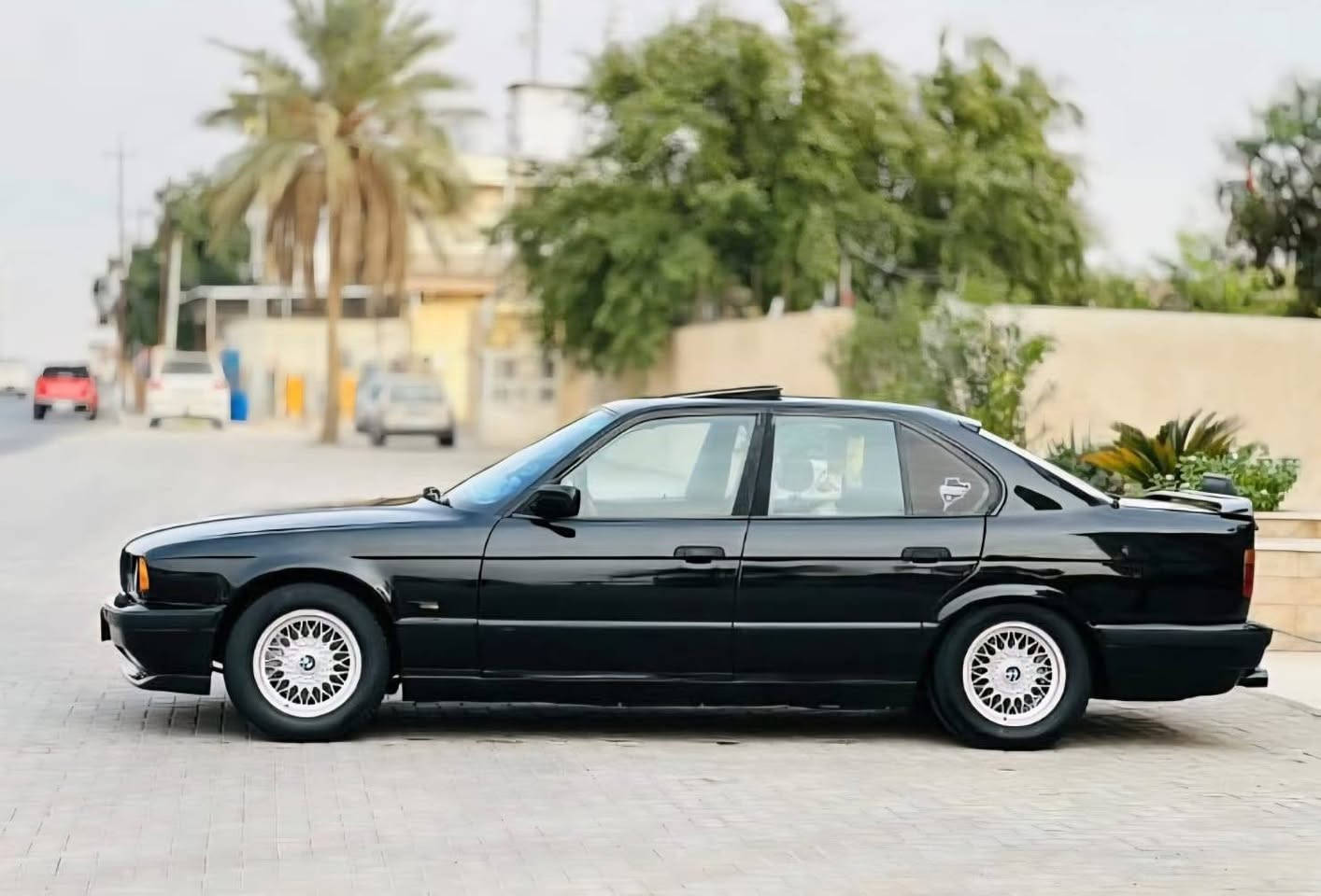 بي ام دبليو  
525i
موديل 1990 فول مواصفات كشنات جلد وتحكم كهرباء 4 جام كهرباء تبريد شغال بس نقص قايش السياره مصبوغه حزام جماليه تحويل ثاني يوم السعر 65 بيها مجال  رقم صاحب السياره ***********  اخوان  مكلف بالنشر
