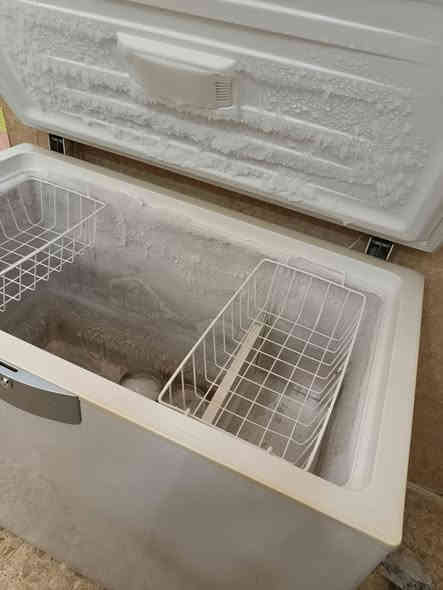 مجمده حجم كبير نظيفة جدا سعرها ٢٢٥ الف للتواصل ***********
