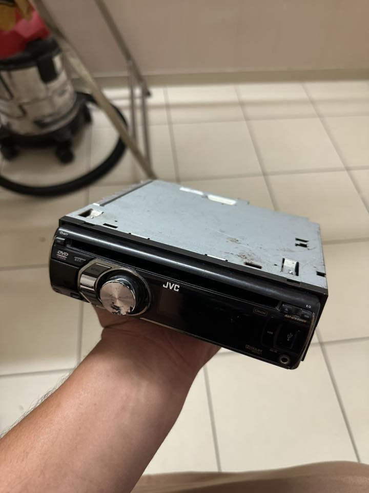 مسجل JVC احترافي ياباني اصل مكفول من تصليح او عطل الوان متغيره
يجي بلا بلوتوث اواكس وسيدي وراديو ويشغل حته اقراص DVD واذا عندك شاشة ممكن يعرض عليها 
مڪاني بغداد بسماية متوفر توصيل اذا تحب 
رقمي ***********
