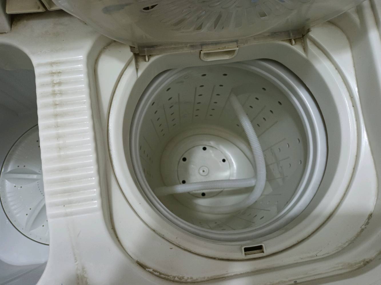 بغداد.. الحرية.. شارع الصحة 

غسالة ذو حوضين بسعة ١٦ كيلو .. جديده و نظيفة مابيهة اي عطل و الماطور شغال و التنشيف شغال و البدن نظيف و جديد بدون اي ضربة 