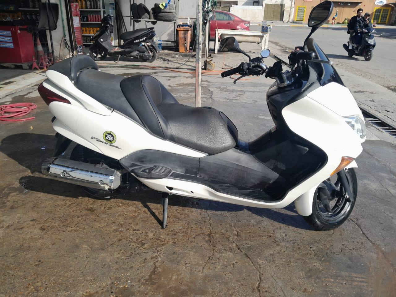 دراجة فورزا 08 عمية بلاد كاملة مابيهة اي نقص نضيفة جدا مامفتوح بيهة برغي تايرات جديدة ستاند حساس يدات تدفئة نكرة سلف السعر مليون ونص للاستفسار ***********
