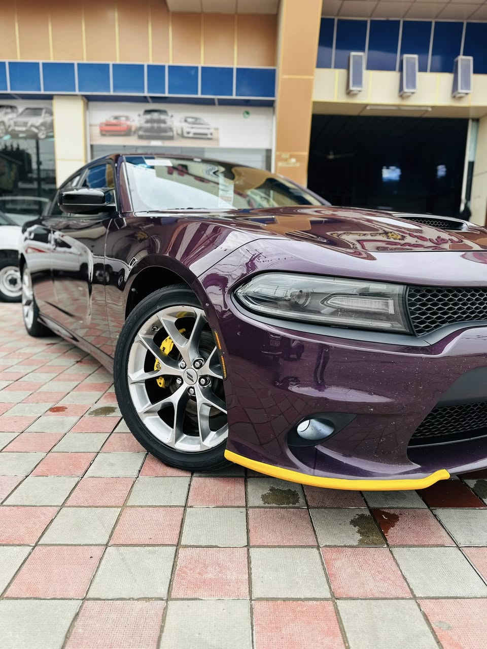 السلام عليكم 
للبيع جارجر 2020 خليجي GT
لون مميز كرزي 
فوول مواصفات 
فتحه 
شاشه كبيره 
كشنً كهرباء 
داخل جلد 
لايت زنون 
ويل 20 
كير محرك كفاله 
كفاله من الصبغ والتبديل 
سياره كلش جديده ونضيفه 
السعر 258$ ورقه وبيها مجال بيع مستعجل 
الرقم الستفسار ***********  واتساب شغال
