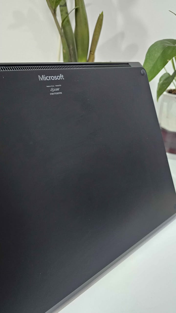 للبيع: Microsoft Surface Laptop 5 – قمة الأناقة والإنتاجية ✨
إذا كنت تبحث عن لابتوب يجمع بين التصميم الفاخر الخفيف والأداء السريع لإنجاز أعمالك أو دراستك بكل سهولة، فهذا الجهاز هو الخيار المثالي لك! يتميز بهيكل ألمنيوم متين وشاشة تعمل باللمس بالكامل.
🔹 المواصفات التقنية للجهاز:

* الشاشة: 13.5 بوصة PixelSense تعمل باللمس، ألوان ساحرة تدعم Dolby Vision IQ.
* المعالج: Intel Core  i7 من الجيل الثاني عشر (منصة Intel Evo السريعة).
* الذاكرة (RAM):   16 جيجابايت لتنقل سلس بين التطبيقات.
* التخزين: 512 SSD فائق السرعة.
* المنافذ: يدعم منفذ Thunderbolt 4 السريع جداً لنقل البيانات والشحن + منفذ USB-A.
* اللون: أسود .

🔹 حالة الجهاز:

*  المستعمل بحالة جيدة .
* البطارية: بحالة جيده جدا مشحون 7 مرات
* بدون بوكس 

💰 السعر المطلوب: 775،000 الف
📞 للتواصل والاستفسار: ***********

https://t.me/epic_store2 بغداد, العراق

