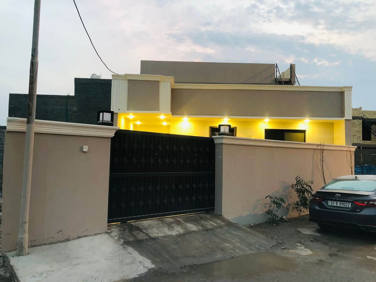 بيت 🏠 مساحة 220م #للبيع
لوجه 12/نزال18 

علئ شارع 10م 

يحتوي علئ 4غرف +صحيات 3 

ستقبال+مطبخ حار و بارد 

صاله + حديقة كراج 

📍البوعيثة. مجمع العدل 

***********
