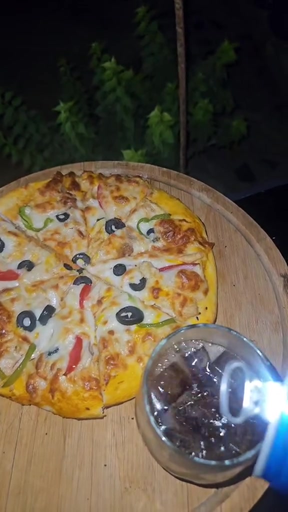 المنظر يسولف 🍕👑🫡
واذا متجيك نفس الشكل رجعها😎
🚚🍕 وصلنا لعندك..
إذا نفسك ببيتزا شهية، بركر لذيذ، أو صاج طازج… إحنا نوصل طلبك بسرعة لحد باب البيت. 😋
✅ مكونات طازجة
✅ طعم مميز وجودة عالية
✅ خدمة توصيل سريعة
اطلب الآن واستمتع بوجبتك المفضلة بكل راحة.
📞 تواصلوا ويانا لطلبكم، وإحنا نوصلها بكل حب. ❤️
***********
