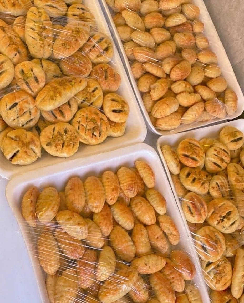 كليچة امهاتنا وبريحة الهيل الفرش بحشوات مشكلة تمر وجوز ومبروش  وحلقوم واذا تحبون السمسم اضيف اني مااحبة تجيكم حارة وتازة لأن من النوع مااحب التجميد احب شغل يوم بيومه للطلب الحجز قبل يومين


**إذا كنت صاحب هذا الإعلان وتريد حذفه لأي سبب، رجاءا أرسل رسالة إلى الدعم الفني**