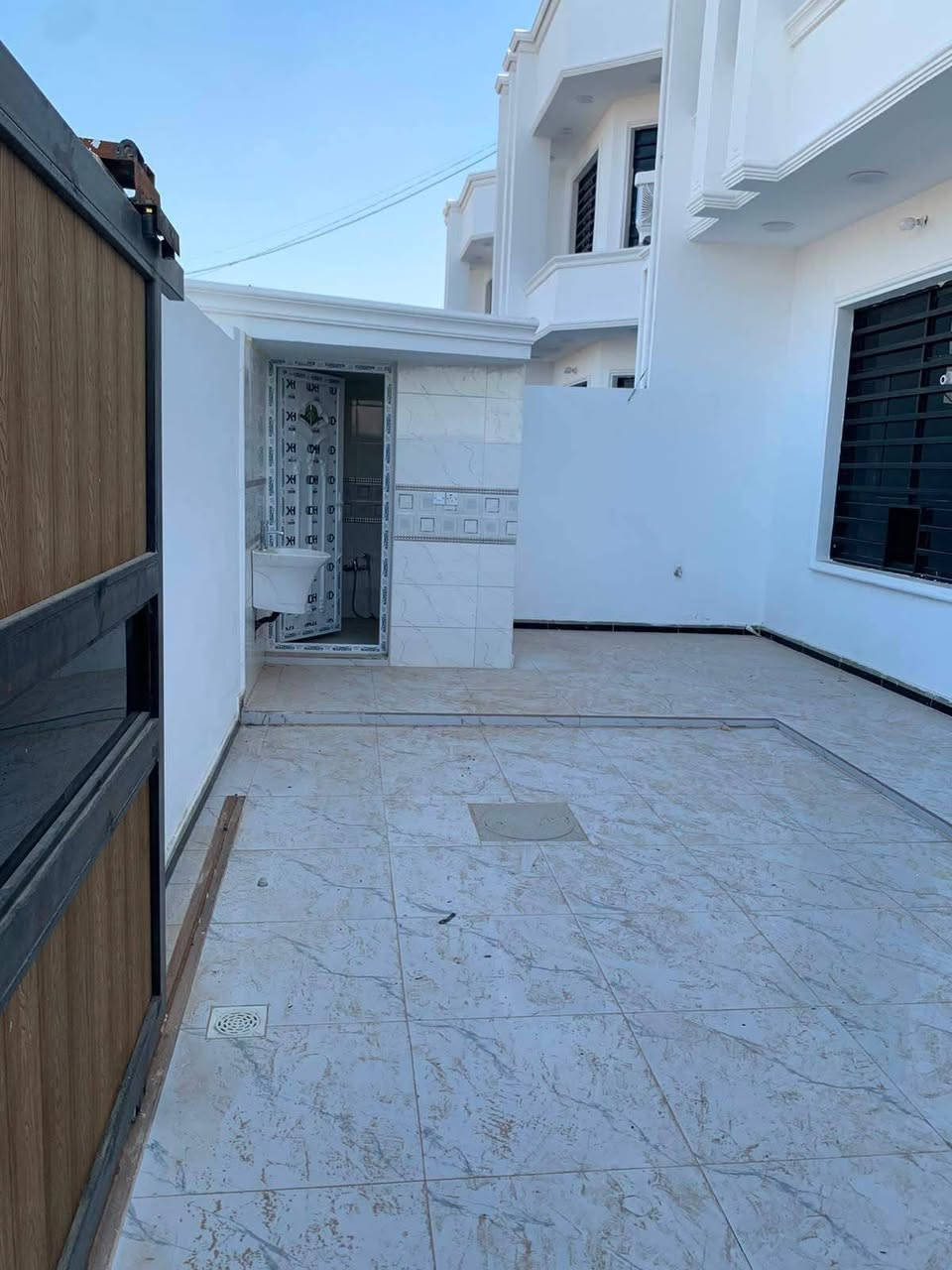 دار للبيع مرتب مساحه 220متر
(طابو زراعي سند25)
طابقين يحتوي على 4غرف نوم
واستقبال 
ومطبخ وحولي 
وصحيات 
في منطقة الانتصار بغداد 
طريق الشعب الحسينية الراشدية 
للاستفسار***********
