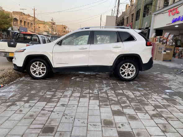 السلام وعليكم 
للبيع جيب بزون موديل ٢٠١٧ 
رقم أربيل تريد تحويل تريد وكاله السياره بيه حادث  جفيه طخطخات ابيع ع وضعه شغاله وتمشي محرك ٤ سلندر ٢٤٠٠ 
تبريد شغاله  السياره جاهزه ميه بل ميه عدا الطخات 
السعر ٨٢
***********
مكانه بغداد الامين ٢ مجاور قاعه الزهاوي
