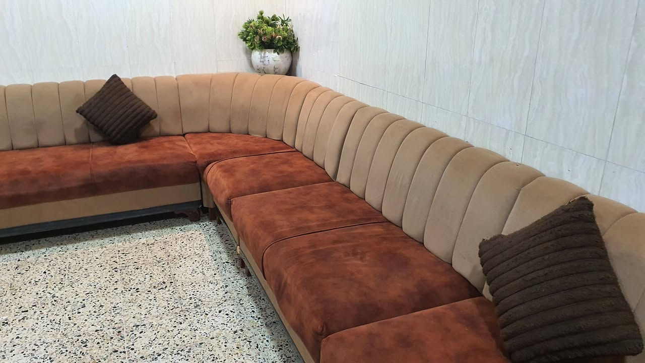 هذا الديوان للبيع السعر ٣٠٠ خشب جام وليس ابلوك طوله الضلع الأول ٢٦٦سم والجهة الثانية ٢٨٦ سم للتواصل مع هذا الرقم *********** المنطقة حي السكر في الموصل ...
