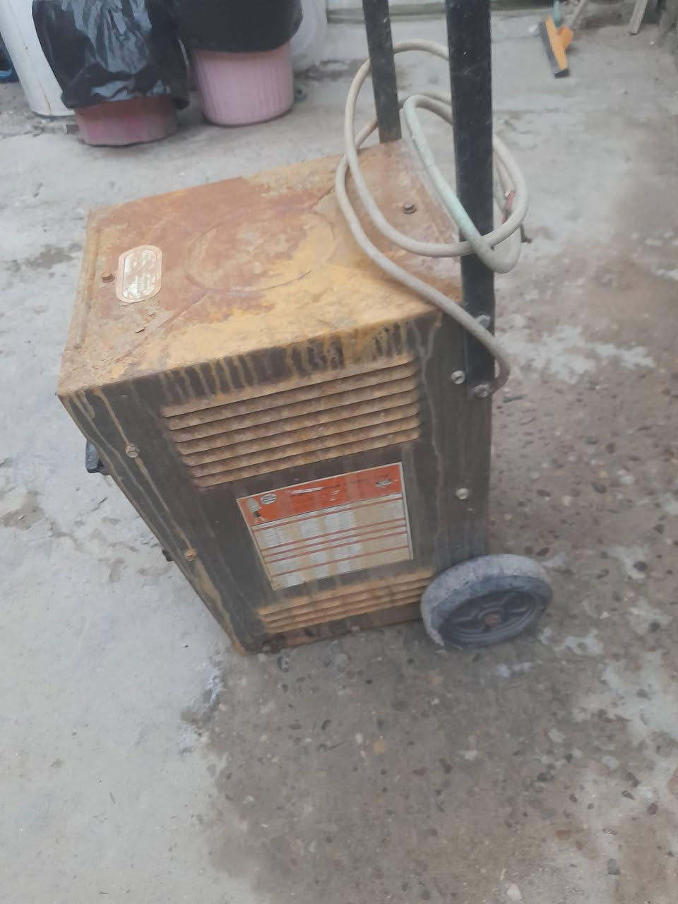 سلام عليكم مكينه لحيم شغاله على الفحص نقص بس الكيبلات الي تفيده بلخدمه سعر  ٩٠ الف  تفيد مال محل ت ***********اتصل بيك خير ودلل
