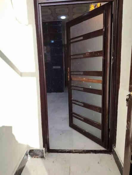 يالله 50 متر غير مسكون بناء درجه أوله
العنوان مقابيل ملحق القريه الغدير عامود 321 السعر 22 مع المجال 
***********
