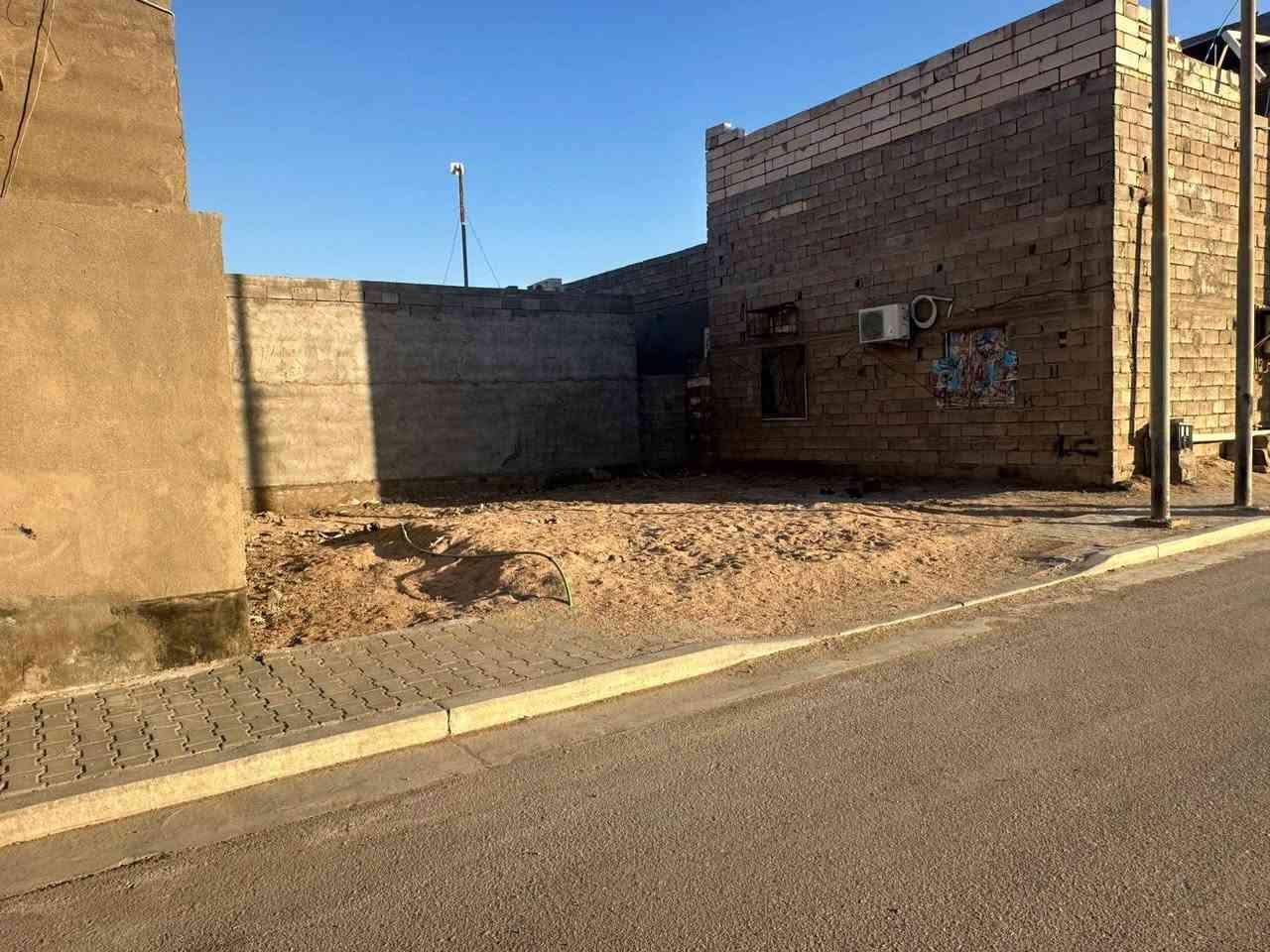 دار سكن في منطقة الحي العسكري شارع المستوصف ركن مساحة ٢٥٠م طابو صرف عرصة 
محتويات : ديوان خارجي مطبخ صالة ٤غرف 
صحيات خارجية و داخلية 
السعر ١٧٠ مليون وقابل للتفاوض 
التواصل/***********
