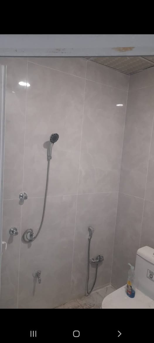 تحية طيبة 
للايجار بيت ٦٦ متر  طابق ثالث بناء حديث معزول تماما يحتوي على 
سخان ماء 
ماطور ماء 
تانكي ماء معزول 
جرس كهربائي
استقبال
صالة مفتوحة على المطبخ
مطبخ 
غرفة نوم 
حمام غربي 
بالكون
ترك
يوجد عازل حراري بالسقف
الموقع الدورة الميكانك قبل الساعاتي بفرع شارع مدرسة تطوان 
الشارع عريض جدا ٢٥ متر
الايجار ٣٠٠ الف قفل
التعامل مع صاحب الدار مباشرة 
***********
