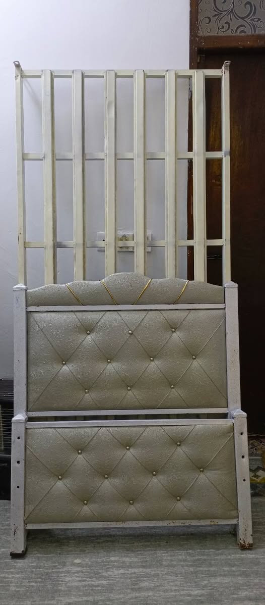 سرير نفر حديد ٥٠ الف
سرير اطفال ماركه مجرات نوع جيد
٧٥ الف 
***********
