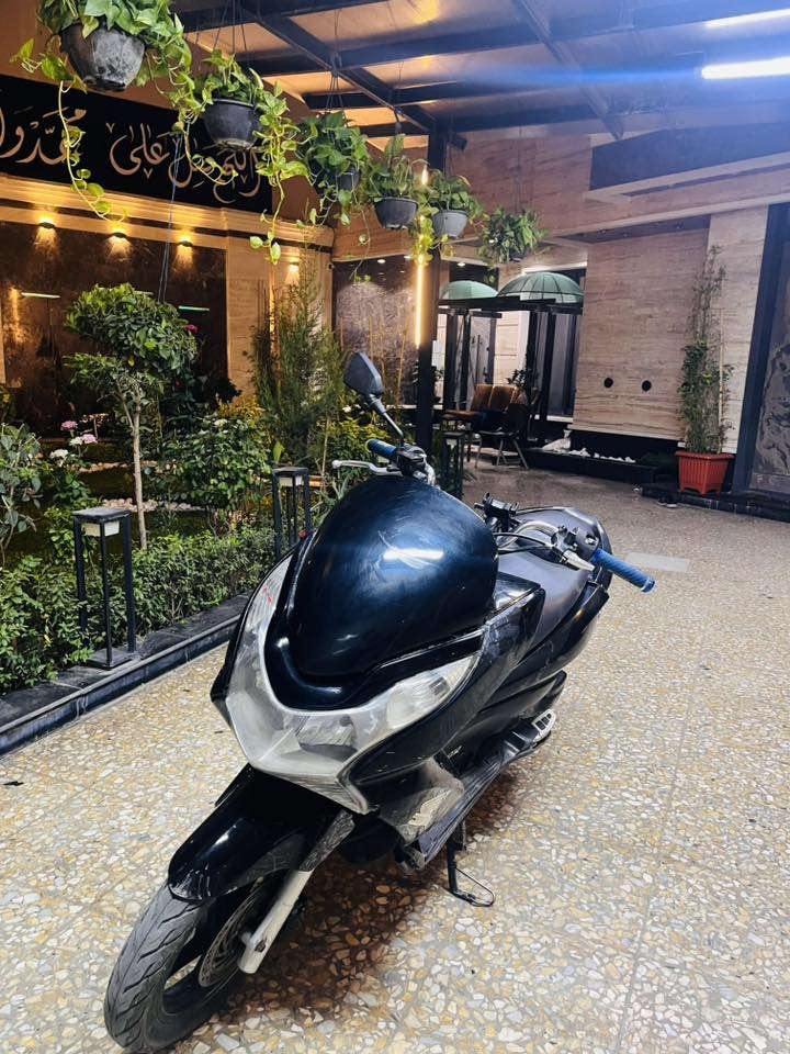 السلام عليكم
Pcx جيب اول ياباني jf
محرك 125 سيسي 
الدراجةنكرة شرط تفحصها وتروح 
بيها كلج امامي تعبان والكفرات بيها ملاحظات 
مكانها بغداد 
بغداد الجديدة
السعر950 وبيها مجال
***********
