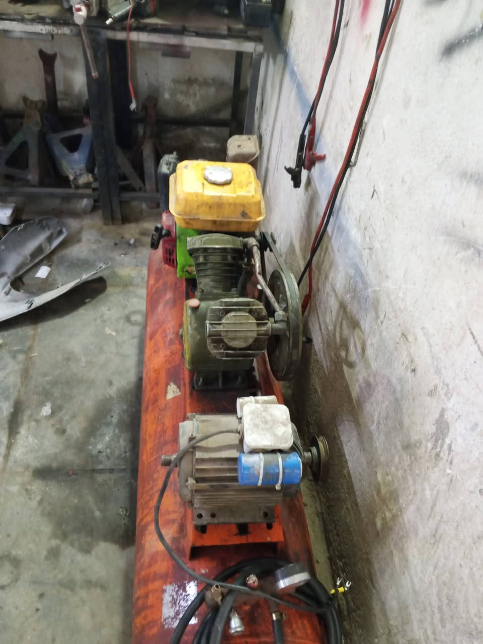 كمبريسر 200L شغال بانزين وكهرباء هسة جبتلة ماطور مستخدم بعدني مشادة شوفت عينك ب250 وبي مجال بسيط مكاني مدينة ***********
