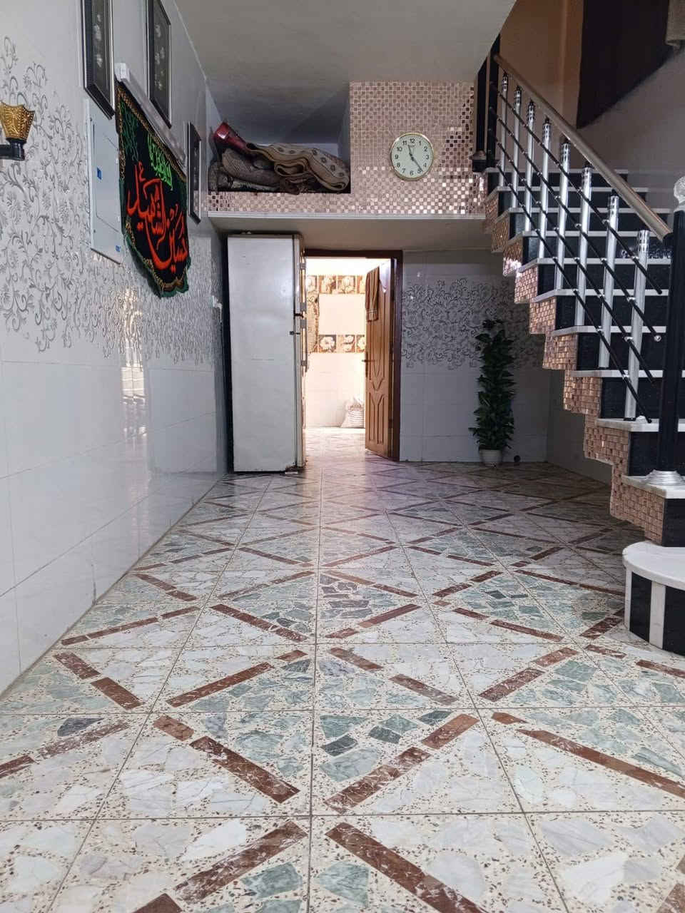 دار للبيع
دار ملك صرف المساحة الكلية 214 م يتكون من كراج كبير واستقبال كبيرة وغرفة نوم وحمام وصالة و مطبخ والطابق الثاني غرفتي نوم وصالة وحمام وعلى سطح المنزل كرفان سندويج كبير مستخدميه كمخزن .. الحديقة مفروزة ومباعة .. يقع الدار في بداية شارع الاصفر ثاني فرع من الشارع العام .. السعر المطلوب 230 مليون.. للاستفسار اكثر الاتصال على
 *********** أبو علي
