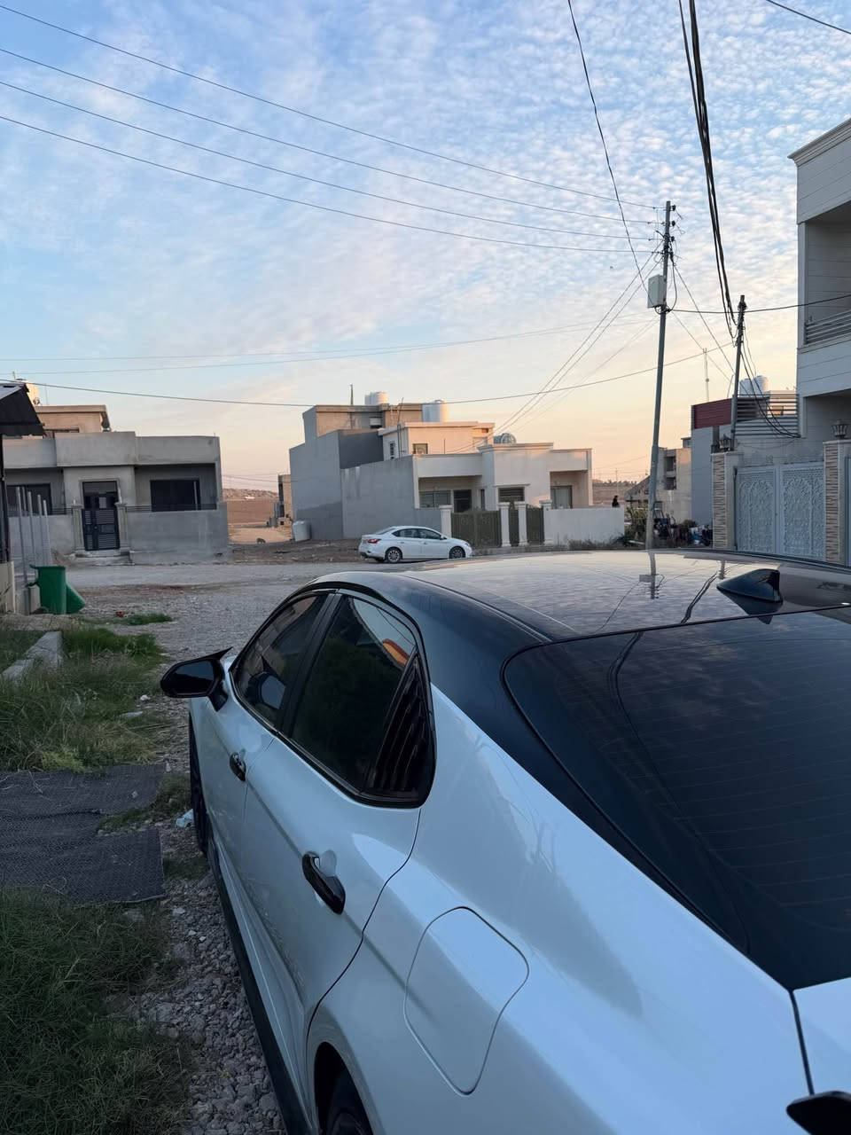 سياره بيها شبرين بوند فقط وبيها كتاب جام اسود80%ستريين RPM وداخليه 300 لون وعليها دبات كورسا ريموت *********** دهوك, العراق
