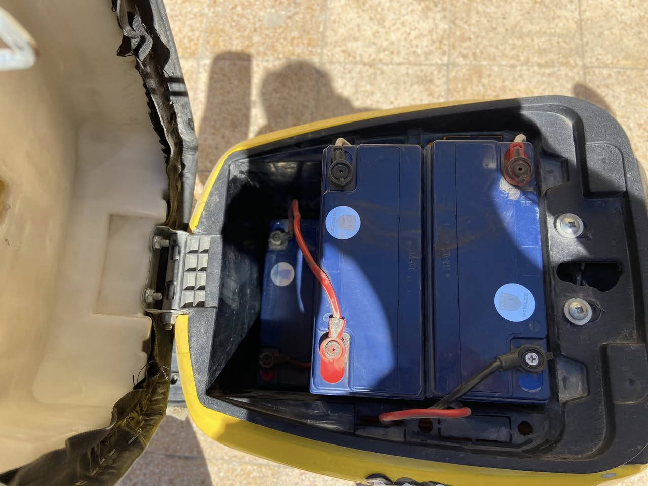 سلام عليكم دراجه شحن للبيع R9 موديل 2025 بطاريات 5 
اشاير لايت زنون من كلشي تشتغل ومابيه اي عطل ** الدراجه البريك الخلفي مكسور ولمدكر الامامي هم مكسور واكو صوره خليت عليه علامه ماعليه شي حاط كارتون وله هيه ماعليه شي  
المكان البصرة السعر 375 وبيه مجال للشراي الرقم/ ***********
