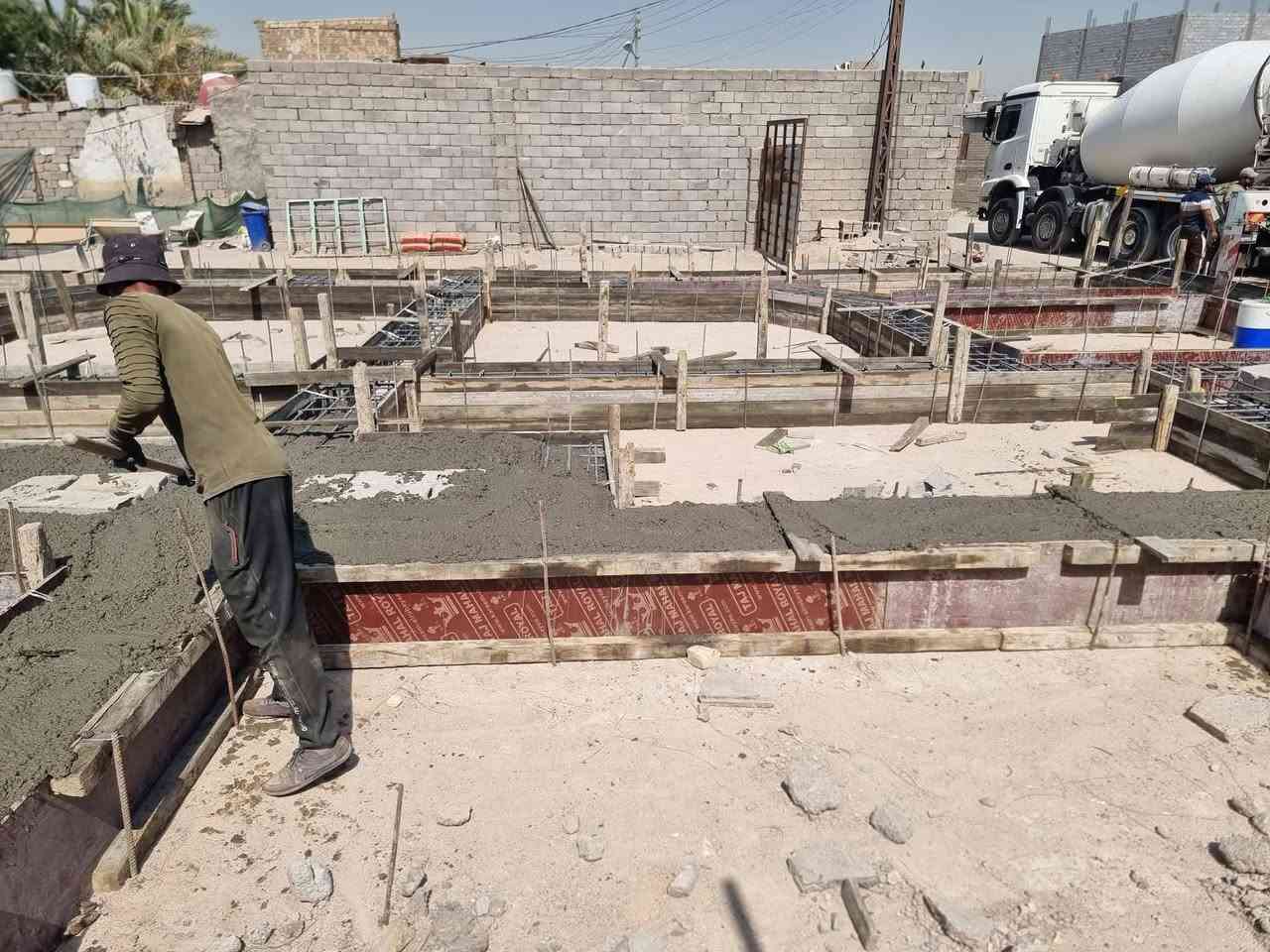 الحساوي للمقاولات بعقد بين الطرفين ويكون الهيكل
فرش نايلون زراعي 
تسليح حديد 16ملم نشر  8 شيش اتاري كل 25 سم 10ملم نوعيه الحديد روهينا فحص مختبر
اساس شريطي 80×40
بناء فوق لاساس بتلو 50سم او حسب المنطقة طابوق عماره الطيب 
لبخ البتلو من الخارج والداخل وصبغ البتلو ماده زفت بارد برايمر
دفن البتلو ماده سبيس ورش ماده الكلوردين 
بناء فوق البتلو ارتفاع 3.5 طابوك عماره الطيب 
تثبيت جرجوب جاوي نوع ماليزي 
تثبيت شبابيك فريم إطار جنل 4 ملم 4انج 
رباط فوق الشباك 30 سم 
تسليح الرباط حديد 12ملم اتاري كل 25 سم 
صب سقف كونكريت  C 35 
تسليح السطح حصيرتين او شبون
بناء فوق سطح الطابق لارضي طابوق عماره الطيب ارتفاع 3.5
تثبيت فريم + جرجوب 
صب رباط فوق الشباك 30 سم 
صب سقف 
بناء بيتونه ارتفاع 2.5 
بناء ستاره وارش ارتفاع 1.20
للاتصال *********** ابو حسين العامري
